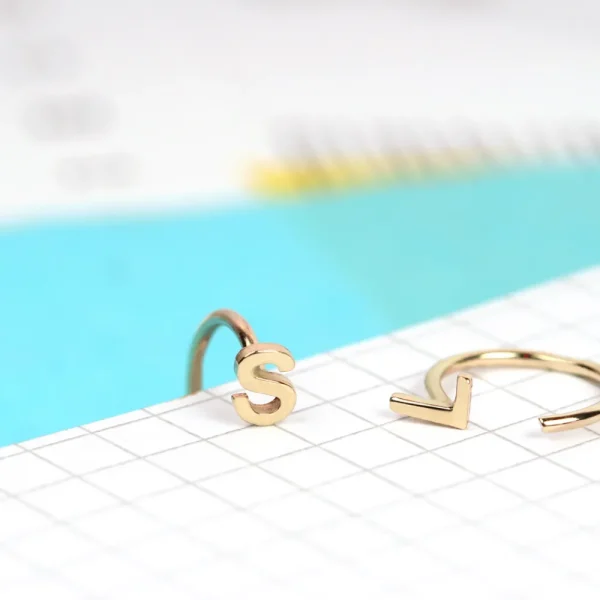 Discount Lettere in forma splendida. Single earrings Earrings