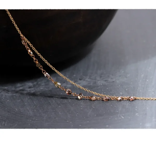 Fashion Màlà. Sospeso tra l’incantabile femminino e il merlo di Cernusco. Necklace Necklaces