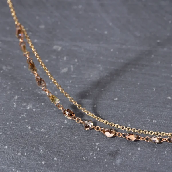 Fashion Màlà. Sospeso tra l’incantabile femminino e il merlo di Cernusco. Necklace Necklaces