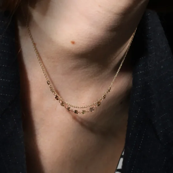 Fashion Màlà. Sospeso tra l’incantabile femminino e il merlo di Cernusco. Necklace Necklaces